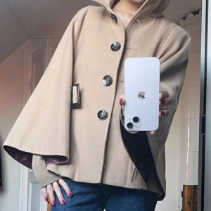 Beige kappa med knappar - Säljer min favorit trekvartsärmade kappa eftersom att jag har två likadana💖
