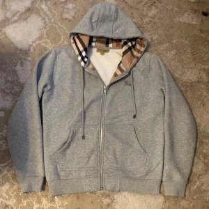  Burberry kofta  - Hej säljer denna burberry koftan pga av den va för liten plus tags med följer den inga skador helt ny pris går och diskutera via snabb affär! hör av er via intresse eller frågor