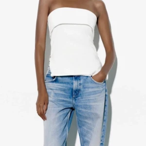 Vit tubtopp - Säljer en stilren vit tubtopp som är perfekt för sommardagar. Super lite fläck som säkert går bort i tvätten, då jag inte testat❤️