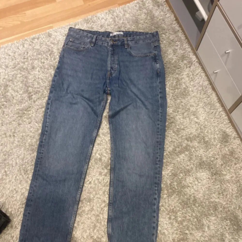 2 par svin snygga jeans från zara 10/10 skick som nya använda bara 1 gång. Pris kan diskuteras. Farkut & Housut.