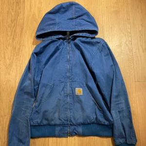 Jacka från carhartt - Säljer en blå jacka från carhartt, storlek s. Var inte rädd att ställa frågor om mått eller fler bilder.🙏