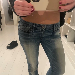 lågmidjade jeans🥹🥹🥹 - sååå fina, raka i modellen. se bild för storlek. klippta längst ned❤️