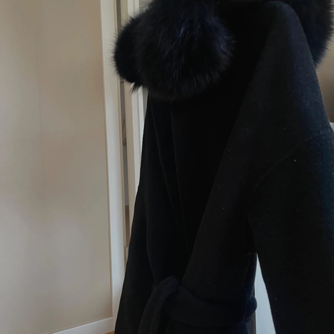 BUDA PÅ: Svart kappa med pälsdetaljer  - 90