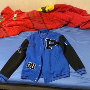 Blå och svart kofta  - En fin blå och svart kofta med knappar som jag har knappt använt. 