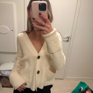 Stickad kofta  - Superfin stickad kofta med knappar! Strl XS!