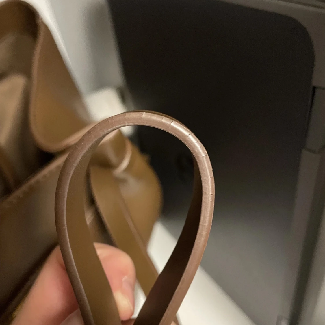 Brun skinnväska med gulddetalj - 91