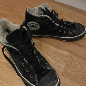 Converse  - Vintage Converse som funkar för vintern, fodrade och varma! Använda men i acceptabelt skick, inga tydliga defekter. 