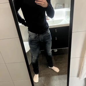 Replay jeans - Säljer snygga replay anbass jeans då de in the passar mig längre. Storleken är 28 i midjan och 32 längd. Längden passar även de som använder 30 i vanliga fall. Vid snabb affär kan priset diskuteras! 