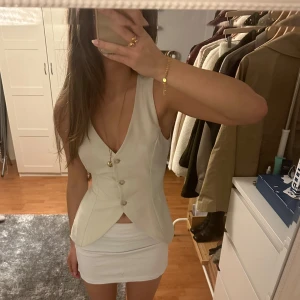 Väst - Väst från Gina i str S. Super snyggt till en kort kjol eller jeans/kostymbyxor 🤩. Säljer då den inte använts särskilt mycket. Använd ca 2 ggr och i nyskick! ❤️‍🔥❤️‍🔥