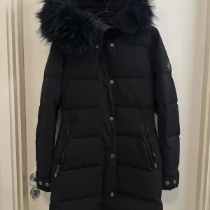 Hollies subway - Hollies subway jacka storlek 36. : 1500kr  ( ord.ca 4000kr )   Material: Yttertyg: 90% polyester, 10% bomull, foder: 100% polyester, vaddering: 80% dun, 20% fjädrar Dunparkas i en lite längre modell från Hollies.  - Dragkedja fram  - Fickor med dragkedja - Skön mudd vid ärmsluten  - Stor, avtagbar krage i päls.  - En innerficka.  Längd bak från axeln 84cm, byst 100 cm, ärmlängd från axelsöm 64 cm i stl. 36.