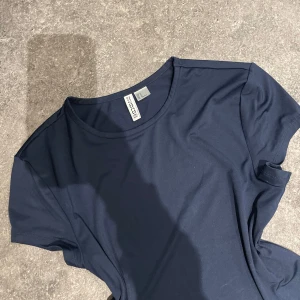 Tshirt  - Sjukt skön tight T-shirt från H&M!💕 Perfekt för både vardagen men även träning!🌸 Sparsamt använd, storlek M men passar även S 