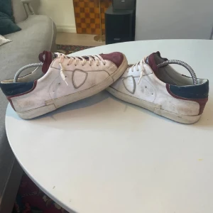 Philippe model skor - Philippe model i Okej skick, nypris runt 3600. Storlek 43-44. Färg vita med röd mocka och blå häl. Priset går att diskutera