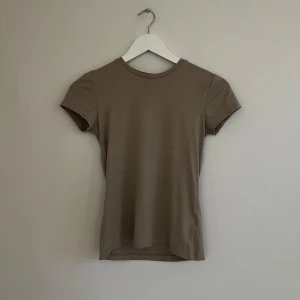T-shirt - Påminner lite som skims materialet, använd ca 1 gång💞