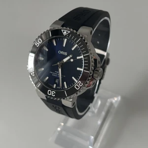 Oris Aquis Date - • Modell: Oris Aquis Date • Storlek: 41,5 mm • Referens: 01 733 7766 4135 • År: 2023 • Skick: Mycket Bra • Medföljer: Fullset