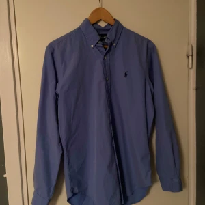 Ralph Lauren skjorta  - skjortan är riktigt fräsch och har inga skador den har använts fåtal gånger. Den är i storlek M men funkar till S också. 
