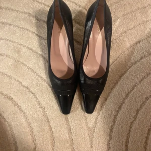 Kitten heels (Klackar) - ⭐️Strl 38 ⭐️ Använda fåtal gånger ⭐️Passar så fint till långa jeans! 