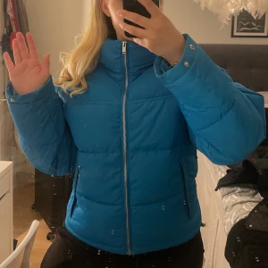 Blå dunjacka  - Blå dunjacka från Gina Tricot. Väldigt skön och i bra skick! 