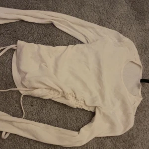 vit tröjor - kan sälja två tröjor för 70 