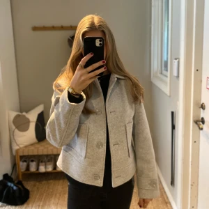 Grå kappa - Säljer denna grå kappa då den inte kommer till användning. Använd en gång så den är i nyskick. Superfin på hösten och våren