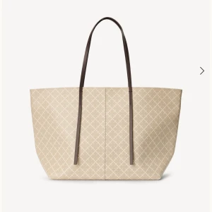 Malene Birger väska (Abi printed tote bag)  - Köpt för ca 6 månader sen på raglady i Göteborg och är i bra skick, originalpris (3200) använd ungefär 10 gånger. En jättefin väska som får plats med mycket.💗