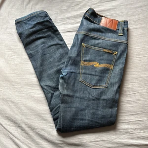 Nudie Jeans - Säljer dessa feta Nudie jeans. Storleken är W|30 L|34. Modellen är Tape Ted🤩 Sitter väldigt skönt och är i bra skick, kom privat för fler bilder eller andra frågor! 