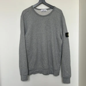 Stone Island Tröja - Säljer nu min stone Island tröja då jag inte använder den så mycket. Tröjan är i bra skick utan fläckar eller skador. Den är i Storlek L men passar bra på M också. 