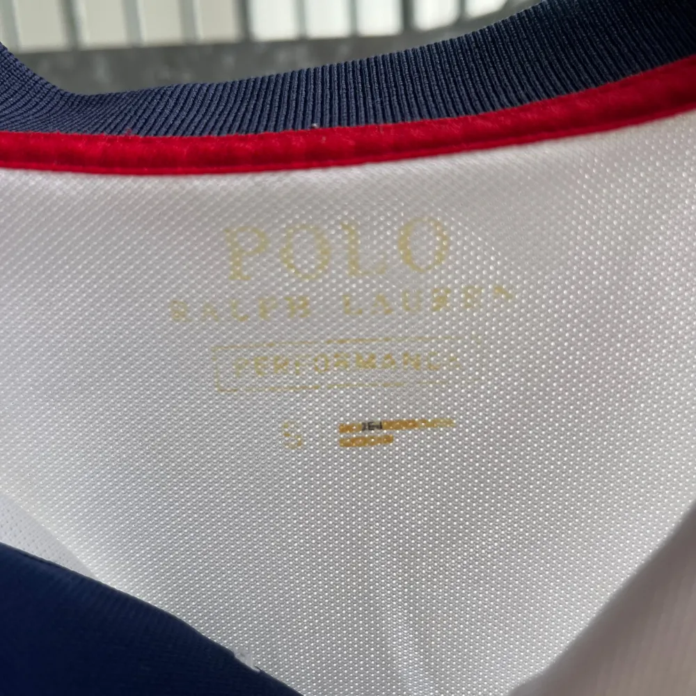 Polo Ralph Lauren  Storlek S Sportmaterial perfekt för allt Skick 6/10 (finns små spår av användning) Nypris 900  . T-shirts.