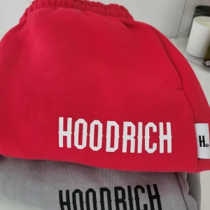  Hoodrich dam byxor i storlek S - Två stycken nästan helt oanvända Hoodrich byxor för dam i storlek S Passar perfek nu när väderet börjar bli kyligare. Säljs tillsammans pris går att diskutera