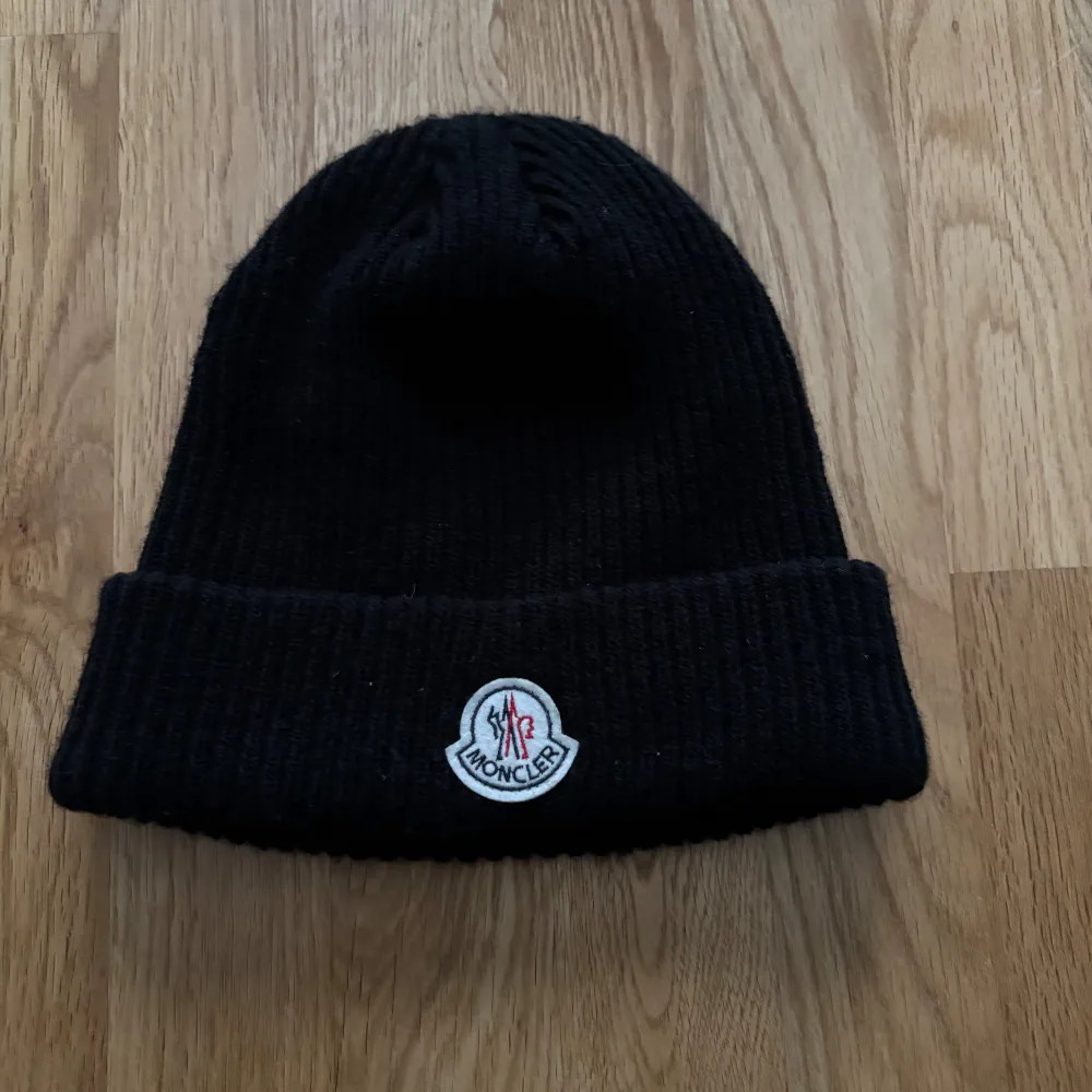 Moncler mössa. Accessoarer.