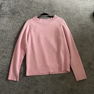 Stickad tröja - Säljer den här rosa fina stickade tröjan från veromoda då den inte kommer till användning! Skrov om bild hur den ser ut på