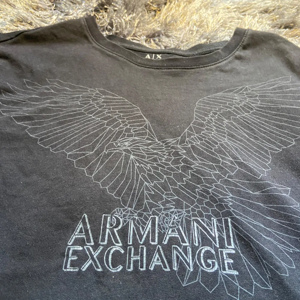 Tja, säljer denna feeta Armani Exchange (AX) T-shitt. Storlek M, typ helt ny, skicka 8,5/10. Skriv gärna för fler bilder/frågor.. T-shirts.