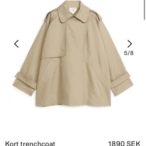 ARKET trenchcoat  - Säljer denna fina och trendiga trenchcoat från Arket. Använd fåtalet gånger under våren och sälja då den inte kommer till användning. Skriv så kan jag skicka egna bilder.💕💕