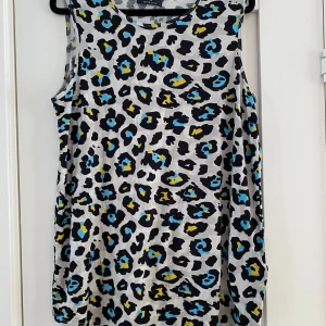 Nytt leopardmönstrat linne i strl 40 från Peter Hahn - Nytt leopardmönstrat linne i strl 40 från Peter Hahn.  Nytt, aldrig använda  Mått Över bröstet: ca 51 cm Längd från axeln och ner: ca 75 cm  95% viskos och 5% elastan  Kommer från ett djur och rökfritt hem.