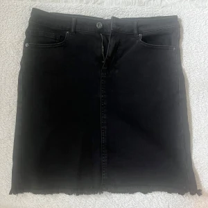 Svart jeanskjol - Svart jeanskjol i perfekt längd från Veromoda (märket pieces)🌸
