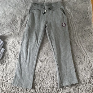 Pelle P mjukis byxor  - Fina utsvängda Pelle P mjukis byxor som är i bra skick 