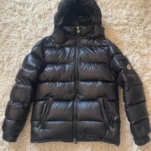Moncler maya  - Moncler storlek 3 alltså L men dom är små i storlekarna så sitter som M, bra skick. Använd under en vinter. Har ett 1 mm hål som inte är synligt när man har på jackan då luvan täcker. Vid mer information kontakta mig🙌