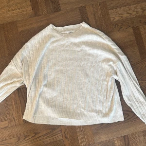 Beige ribbad tjocktröja  - Beige ribbad tjocktröja från Only! Perfekt skick, ej använd