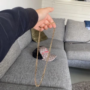 Guld kedja  - Säljer en guld kedja det är inte äkta guld men man kan duscha med det och bada med det köparen betalar för frakten.