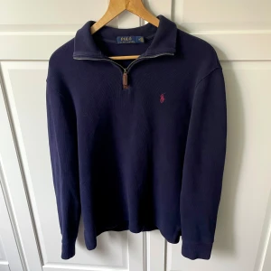Ralph Lauren Halfzip - Tja säljer min halfzip tröja från Ralph Lauren då den inte används. Storlek M och är i bra skick! Bara att skriva vid frågor!