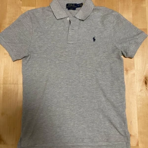 Ralph lauren Piké 14 år - Säljer denna stil rena polo pikén då den inte passar längre och kom inte till så mycket användning. Skick 9,5/10 som sagt inte använt den så mycket. Storlek 14-16 years men skulle säga att den passar mellan 165-170  cm. 💯💯💯