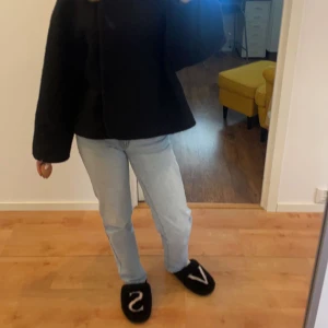 A brand jeans  - Jätte fina a brand jeans, lågmidjade. Liten slitning nere vid kanten av byxkorna när jag har gått, men syns inte mycket alls. Original pris 999kr Priset går att diskutera 