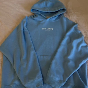 Oversize hoodie med bra kvalitet  - En väldigt fin blå färgad Oversize hoodie med storlek L på. En väldigt skön hoodie med en bra kvalitet som passar bäst och ha till höst och vinter. En mysig hoodie som kan tas med överallt! Finns liknande i svart färg! 