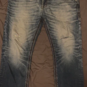 Rock revival - MER BILDER I DM!!!!Blåa rock revival jeans med tvärfet fade och rips, har lite heelbite men d aura , helt sjuka jeans. Annars bra skick