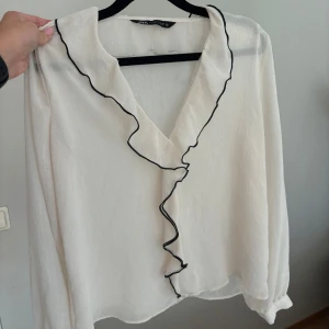 Zara blus - Använd en gång, nypris runt 350 kr 💛