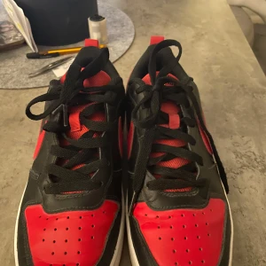 Röd och svarta Nike sneakers  - Säljer dessa åt min bror pga att de inte används längre 🤍 Bara använda ett fåtal gånger och är nästan i nyskick 