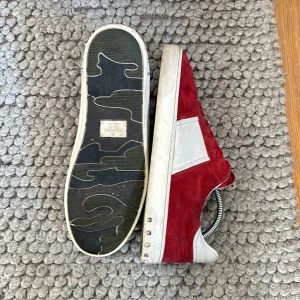 Valentino flycrew  - Ett par röda valentino flycrew för 3599. Alla nitar finns kvar, skick 8/10 storlek 42 allt OG medföljer. Tveka inte på att ställa frågor 💫