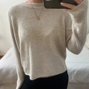 Stickad tröja - Fin ljusbeige stickad tröja från Zara. Den är använd några gånger men skulle säga att den är som ny.  Den är i storlek M men är väldigt liten i modellen så sitter som en XS. 