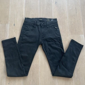 Replay jeans  - Säljer dessa oanvända replay jeans  (anbass) pågrund att dem var för små för mig . Skick 10/10 , tveka inte att höra av er för minsta frågor .