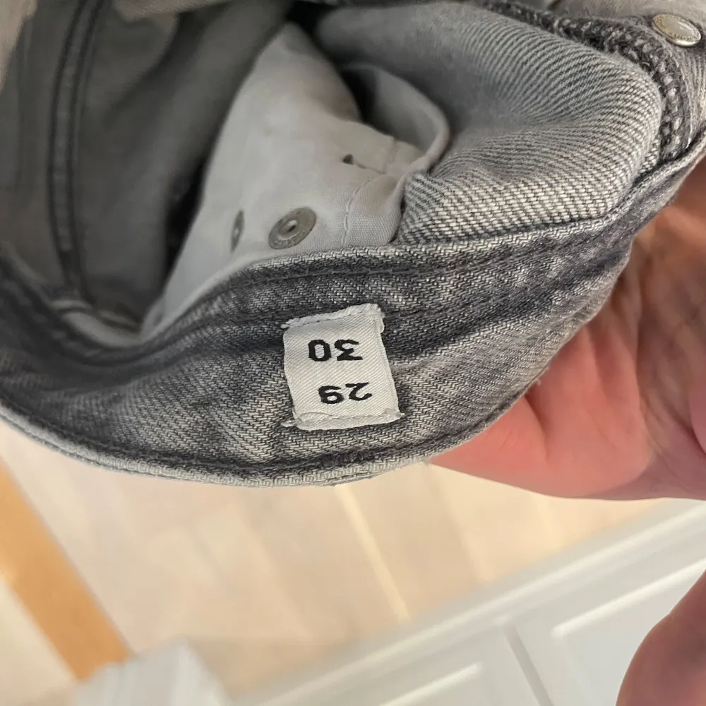 Säkjer nu ett par gråa Jack and jones jeans i Loose/Chris storlek 29 midja och 30 längd. Dem är i bra skick inga defekter. Hör av vid funderar!. Jeans & Byxor.