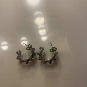 Edblad peak örhängen - Har bytt ”ploppen” på örhängena då originalen ej satt fast. Kan ha någon missfärgning på insidan av örhänget som ej har nitar. 